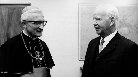 Kardinal Joseph Höffner (l.), Erzbischof von Köln, während seines Antrittsbesuches bei Bundespräsident Heinrich Lübke (r.) am 23. Mai 1969 in Bonn (KNA)