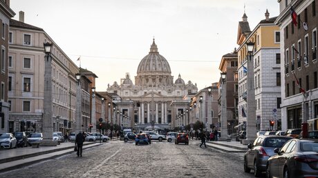 Blick über die Via della Conciliazione auf den Petersplatz und Petersdom / © Julia Steinbrecht (KNA)