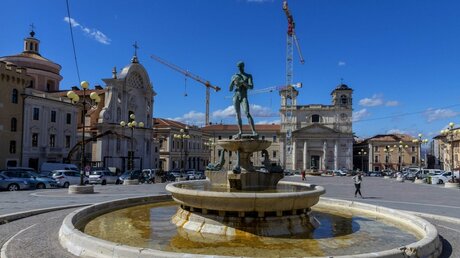 Brunnen auf der Piazza del Duomo in L Aquila / © Stefano dal Pozzolo/Romano Sicil (KNA)
