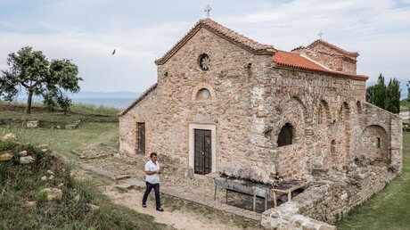 Ein Mann geht zur Kirche Sankt Antonius am Kap Rodon nahe Buze (Albanien) / © Alessio Mamo (KNA)