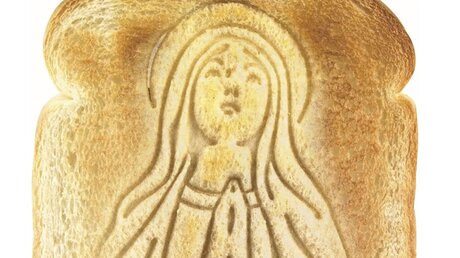 Auch eine vermeintliche Marienerscheinung auf einer Scheibe Toastbrot findet man in der Ausstellung... / © Jüdisches Museum Franken