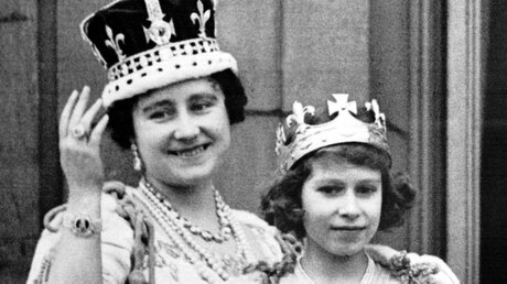 Prinzessin Elizabeth (r.) mit ihrer Mutter, 1937, auf dem Balkon des Buckingham-Palastes / © PA (dpa)
