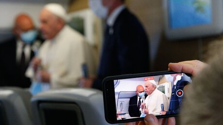  Papst Franziskus im Flugzeug (Archiv) / © Paul Haring (KNA)