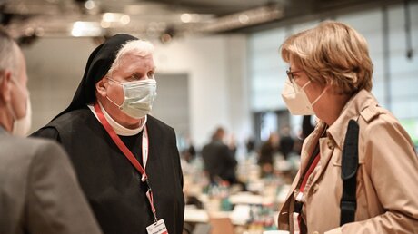 Schwester Philippa Rath (l.) im Gespräch auf der dritten Synodalversammlung / © Julia Steinbrecht (KNA)