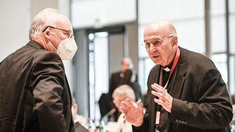 Bischof Rudolf Voderholzer (l.) und Bischof Felix Genn bei der Synodalversammlung / © Julia Steinbrecht (KNA)