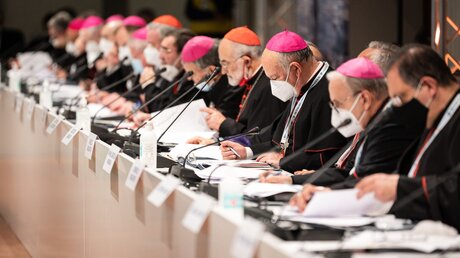 Bischöfe bei einer Konferenz von Bischöfen und Bürgermeistern des Mittelmeerraums / © Cristian Gennari/Romano Siciliani (KNA)