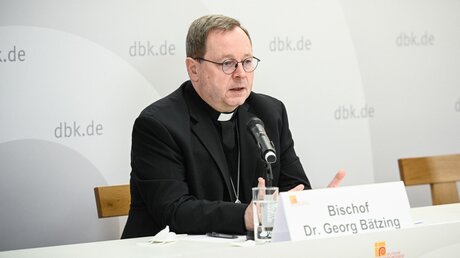 Bischof Georg Bätzing / © Julia Steinbrecht (KNA)