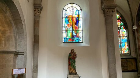 Ein Glasfenster des Künstlers Markus Lüpertz in der Kirche Sankt Andreas / © Beate Laurenti (KNA)