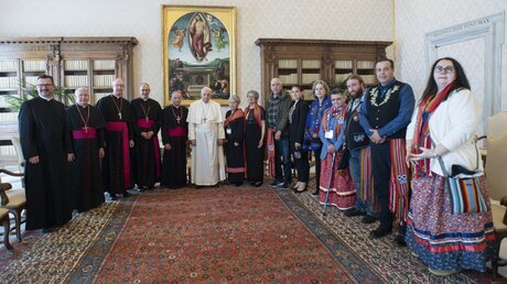  Indigene und Papst Franziskus
 / © Vatican Media/Romano Siciliani (KNA)