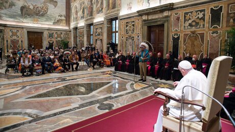  Delegation von Indigenen und Papst Franziskus
 / © Vatican Media/Romano Siciliani (KNA)