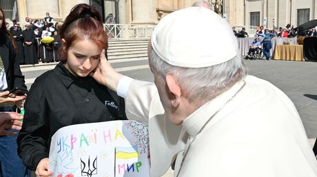 Papst Franziskus spricht mit einem Kind aus der Ukraine (Archiv) / © Vatican Media/Romano Siciliani (KNA)