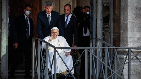 Papst Franziskus im Rollstuhl / © Paul Haring (KNA)