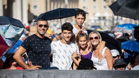  Familie auf dem Petersplatz
 / © Cristian Gennari/Romano Siciliani (KNA)