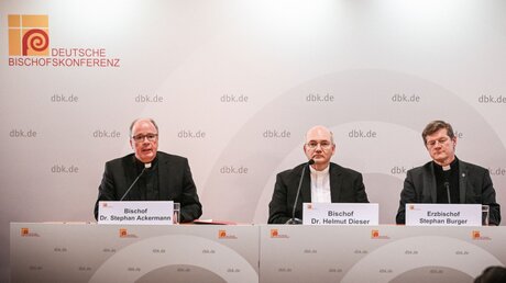 Bischöfe Stephan Ackermann, Helmut Dieser und Stephan Burger / © Harald Oppitz (KNA)