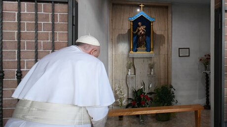 Papst Franziskus betet in der Kirche Sankt Dominikus Savio in Asti / © Vatican Media/Romano Siciliani (KNA)