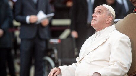 Papst Franziskus blickt zum Himmel
 / © Stefano Carofei/Romano Siciliani (KNA)