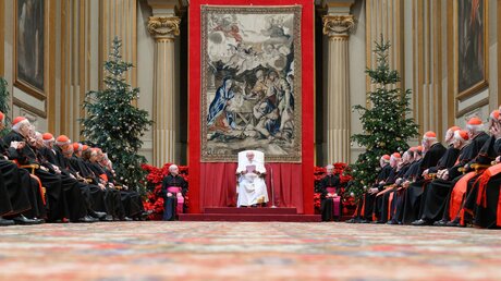 Papst Franziskus und die Mitglieder der römischen Kurie beim Weihnachtsempfang / © Vatican Media/Romano Siciliani (KNA)