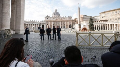 Polizisten sperren den Petersplatz ab vor der Papstmesse zum Jahreswechsel am 31. Dezember 2022 im Vatikan / © Paul Haring/CNS Photo (KNA)