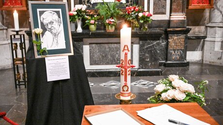 Bild im Kölner Dom und ein Kondolenzbuch zum Tod von Papst Benedikt XVI.
 / © Harald Oppitz (KNA)