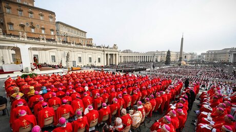 Trauermesse für den emeritierten Papst Benedikt XVI. auf dem Petersplatz im Vatikan / © Vatican Media/Romano Siciliani (KNA)