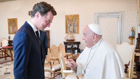 Papst Franziskus empfängt Hendrik Wüst / © Vatican Media/Romano Siciliani (KNA)