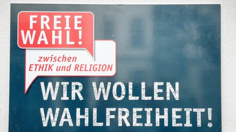 Werbetafel zum Volksentscheid von 2009 von der Bürgerinitiative "Pro Reli" am 3. April 2023 in Berlin. / © Gregor Krumpholz (KNA)