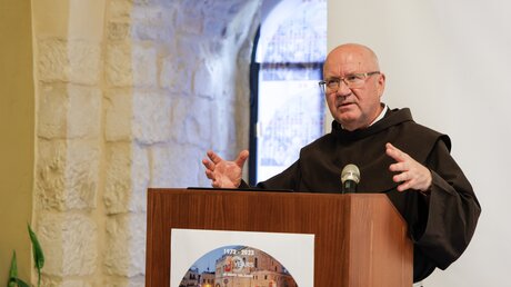 Jerzy Kraj, Direktor des Christian Information Center, bei einem Vortrag am 23. Mai 2023 in Jerusalem  / © Andrea Krogmann (KNA)