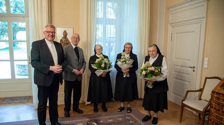 Blumen und großer Dank für die Schwestern der Christlichen Liebe im Paderborner Bischofshaus. / ©  Benjamin Krysmann (EPB)