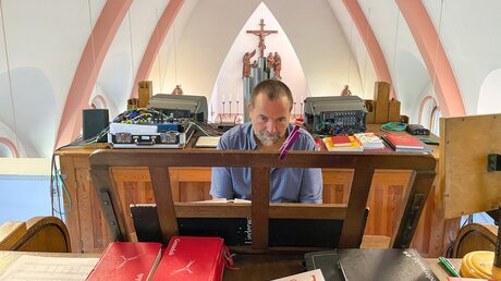 Kantor Michael Köst spielt Orgel in einem Gottesdienst in der Kirche Sankt Konrad in Hainichen / © Clara Engelien (KNA)