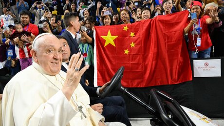 Teilnehmer schwenken die Flagge von China bei der Ankunft von Papst Franziskus zu einem Gottesdienst am 3. September 2023 / © Vatican Media/Romano Siciliani (KNA)