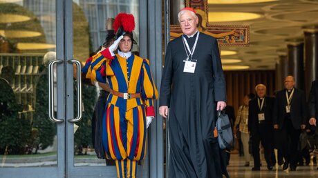 Kardinal Gerhard Ludwig Müller verlässt die Audienzhalle während der Weltsynode am 5. Oktober 2023 im Vatikan / © Paolo Galosi/Romano Siciliani (KNA)