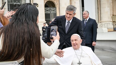 Sandro Mariotti, päpstlicher Kammerdiener hinter Papst Franziskus / © Vatican Media/Romano Siciliani (KNA)