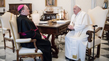 Papst Franziskus begrüßt Bertram Meier, Bischof von Augsburg im Vatikan. / © Vatican Media/ Romano Siciliani (KNA)