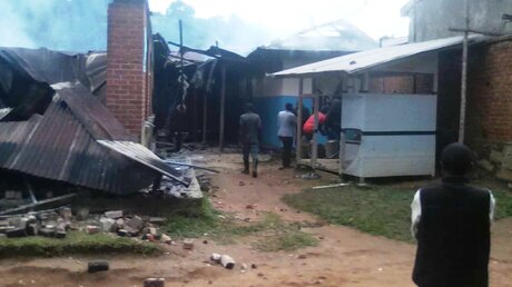 Niedergebrannte Gebäudeteile im Dorf Maboya im Nordosten der Demokratischen Republik Kongo  (KiN)