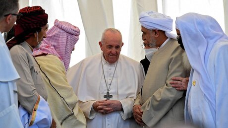 Papst Franziskus bei einem interreligiösen Treffen während seiner Irakreise im März 2021. (KiN)