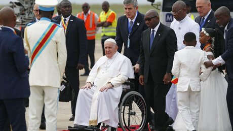 Papst Franziskus bei seiner Ankunft auf dem internationalen Flughafen in Kinshasa.  / © Paul Haring/CNS photo (KNA)