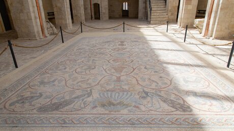 Innenhof mit Mosaik im armenischen Museum in Jerusalem  / © Andrea Krogmann (KNA)