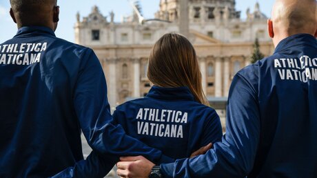 Athleten des Sportvereins des Vatikan "Athletica Vaticana" vor dem Petersdom auf dem Petersplatz im Vatikan / © Cristian Gennari/Romano Siciliani (KNA)