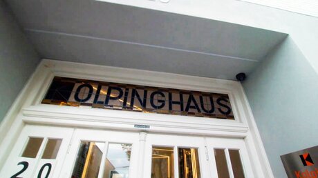 Für jeden sichtbar steht über dem Eingang des Hauses in in Köln-Ehrenfeld geschrieben: Kolpinghaus. (Kolping jugendwohnen, Köln Ehrenfeld gGmbH)