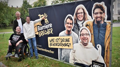 Team von Barrierebrecher / © Christopher Beschnitt (KNA)