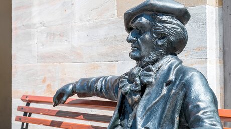 Richard Wagner-Statue auf einer Bank / © Daniel Vogl (dpa)