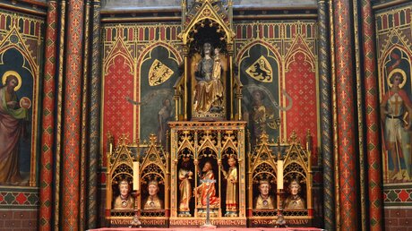 Kunstsammler Alexander Schnütgen schenkte dem Dom die gotische Marienfigur. Sie steht auf dem von Wilhelm Mengelberg geschaffenen Altar. / © Beatrice Tomasetti (DR)