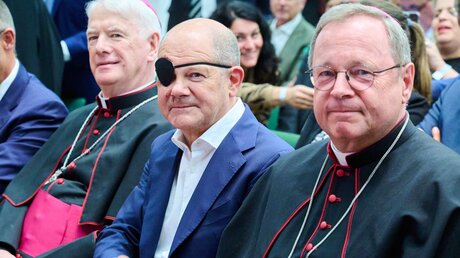 Bundeskanzler Olaf Scholz (M, SPD) sitzt beim St.-Michael-Jahresempfang der Katholischen Kirche / © Annette Riedl (dpa)
