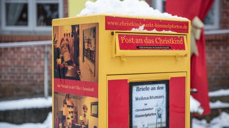 Briefkasten mit der Aufschrift "Post an das Christkind" / © Michael Althaus (KNA)