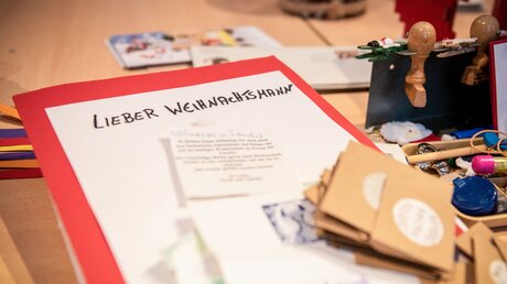 Brief eines Kindes an den Weihnachtsmann beim Christkindpostamt der Deutschen Post in Himmelpforten / © Michael Althaus (KNA)