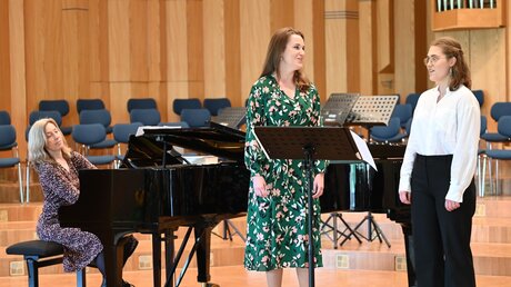 Die Sopranistin Theresa Klose mit ihrer Schülerin Laura Peters singen im Duett / © Beatrice Tomasetti (DR)