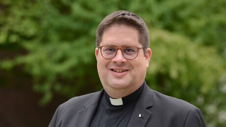 Tobias Hopmann ist seit 2021 Leitender Pfarrer in Euskirchen. / © Beatrice Tomasetti (DR)