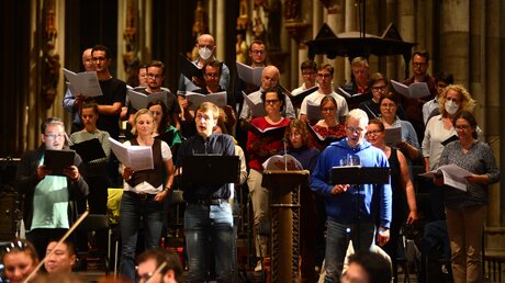 Chor und Solisten bei der Probe im Kölner Dom. / © Beatrice Tomasetti (DR)