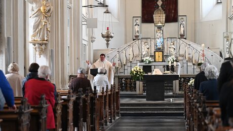 Die Klosterkirche der Dominikaner ist auch werktags gut besucht / © Beatrice Tomasetti (DR)