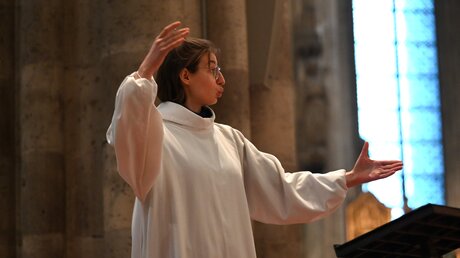 Patricia Langenmantel dirigiert den Mädchenchor am Kölner Dom / © Beatrice Tomasetti (DR)